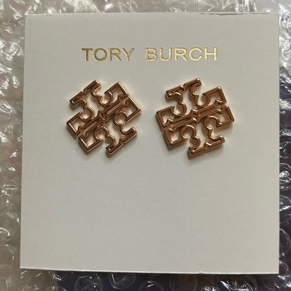 New!  Tory burch britten logo stud earrings in rose gold